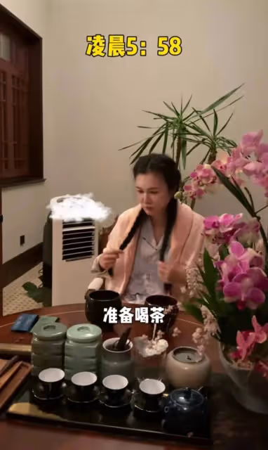 張紀中參加孩子家長會犯困,和孩子家長合照顯突兀,曬六口大合照