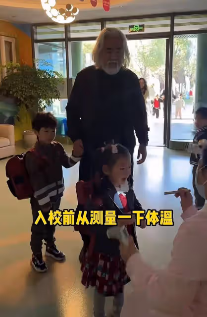 張紀中參加孩子家長會犯困,和孩子家長合照顯突兀,曬六口大合照