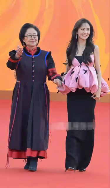 斯琴高娃佟麗婭牽手現身紅毯,74歲斯琴高娃一臉慈祥,佟麗婭好美