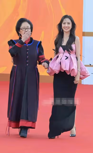 斯琴高娃佟麗婭牽手現身紅毯,74歲斯琴高娃一臉慈祥,佟麗婭好美