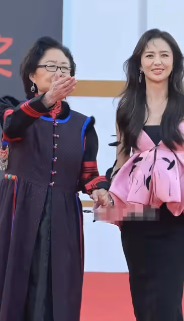 斯琴高娃佟麗婭牽手現身紅毯,74歲斯琴高娃一臉慈祥,佟麗婭好美