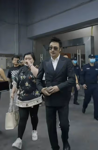 吳鎮宇現身廣州車展,一身西裝帥氣十足,62歲依舊男人味十足