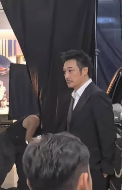 吳鎮宇現身廣州車展,一身西裝帥氣十足,62歲依舊男人味十足