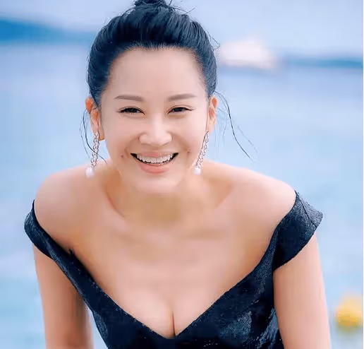 24歲影后李庚希被喊黑幕!曾被徐靜蕾力捧沒聽倪萍勸告