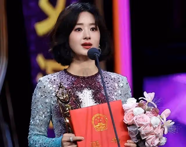 24歲影后李庚希被喊黑幕!曾被徐靜蕾力捧沒聽倪萍勸告
