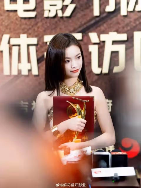 24歲影后李庚希被喊黑幕!曾被徐靜蕾力捧沒聽倪萍勸告