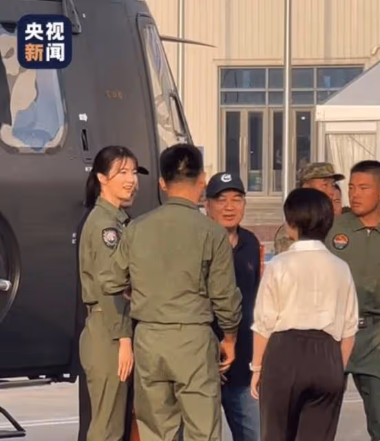飛行員徐楓燦便裝吃飯被認出求合影!鄰家妹妹穿軍裝又美又颯