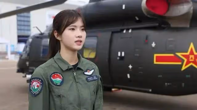 飛行員徐楓燦便裝吃飯被認出求合影!鄰家妹妹穿軍裝又美又颯