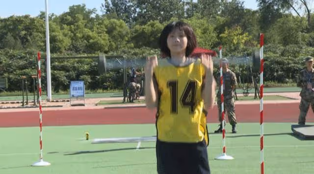 飛行員徐楓燦便裝吃飯被認出求合影!鄰家妹妹穿軍裝又美又颯