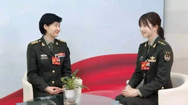 飛行員徐楓燦便裝吃飯被認出求合影！鄰家妹妹穿軍裝又美又颯