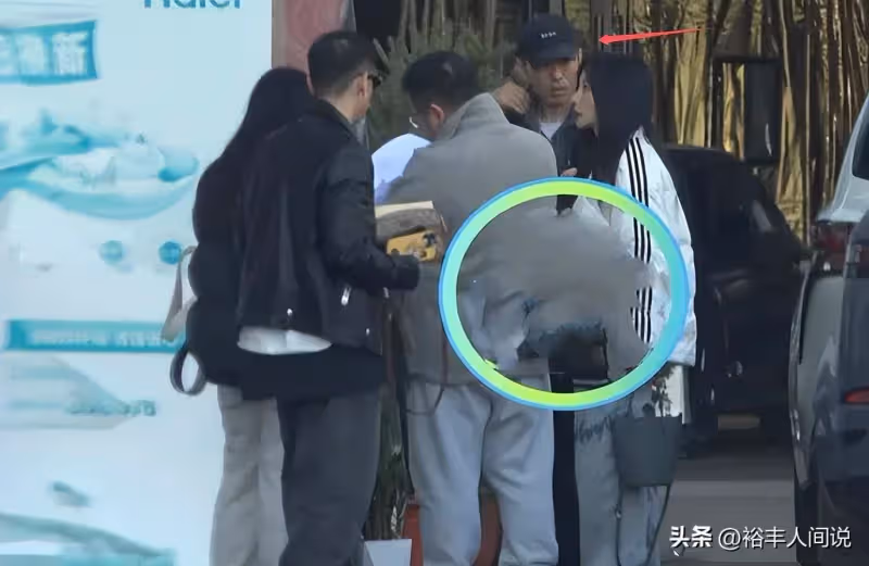 曝44歲柳岩疑似好事將近!攜男友現身建材城,對方打扮簡單且帥氣
