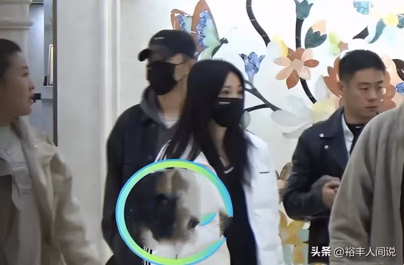 曝44歲柳岩疑似好事將近!攜男友現身建材城,對方打扮簡單且帥氣