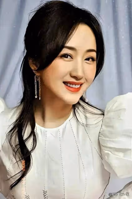 53歲楊鈺瑩和同學聚會,別的同學已是阿姨輩,她嬌艷如花如同少女