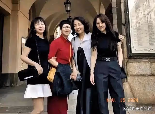 53歲楊鈺瑩和同學聚會,別的同學已是阿姨輩,她嬌艷如花如同少女