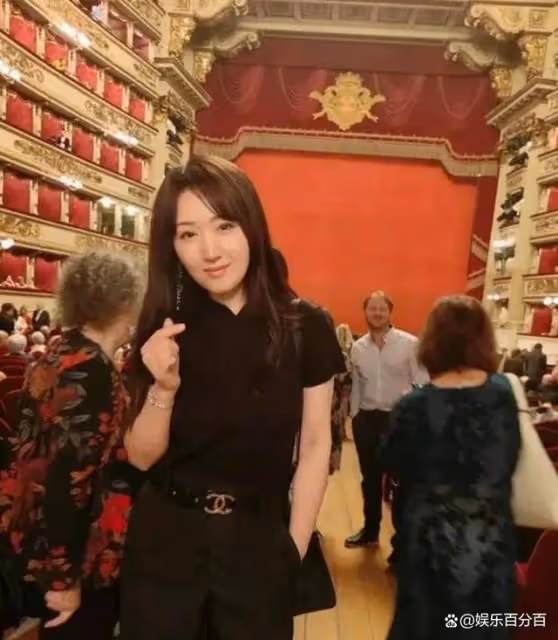 53歲楊鈺瑩和同學聚會,別的同學已是阿姨輩,她嬌艷如花如同少女