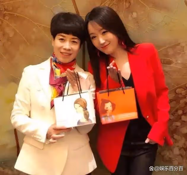 53歲楊鈺瑩和同學聚會,別的同學已是阿姨輩,她嬌艷如花如同少女