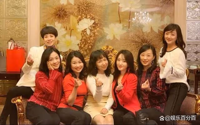 53歲楊鈺瑩和同學聚會,別的同學已是阿姨輩,她嬌艷如花如同少女