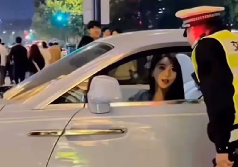 網友街頭偶遇葉珂,本人真實顏值曝光長相十分甜蜜,身材不像懷孕