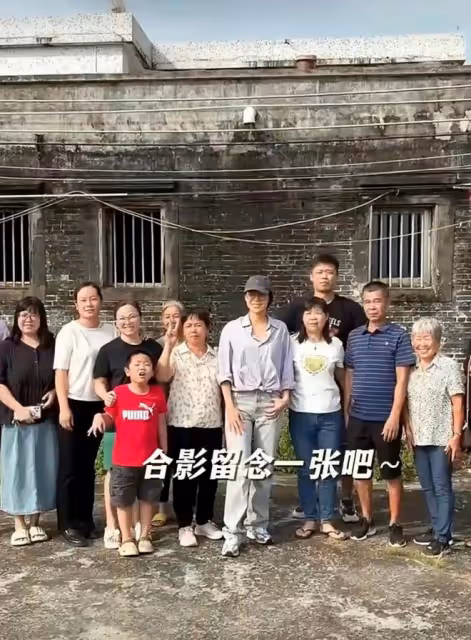 45歲TVB視後一家五口回家鄉認祖歸宗, 富貴老公陪伴上香拜神