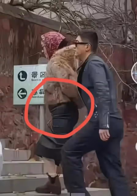 霍思燕杜江寺廟拜佛,肚子大好像懷孕7個月,穿皮草裙子被指不雅