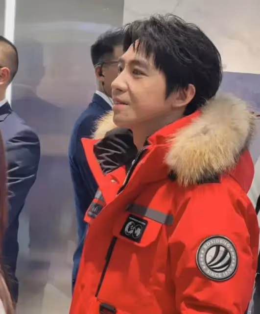 俞灝明戀情曝光後首露面!現身石家莊參加波司登活動,臉部很帥氣