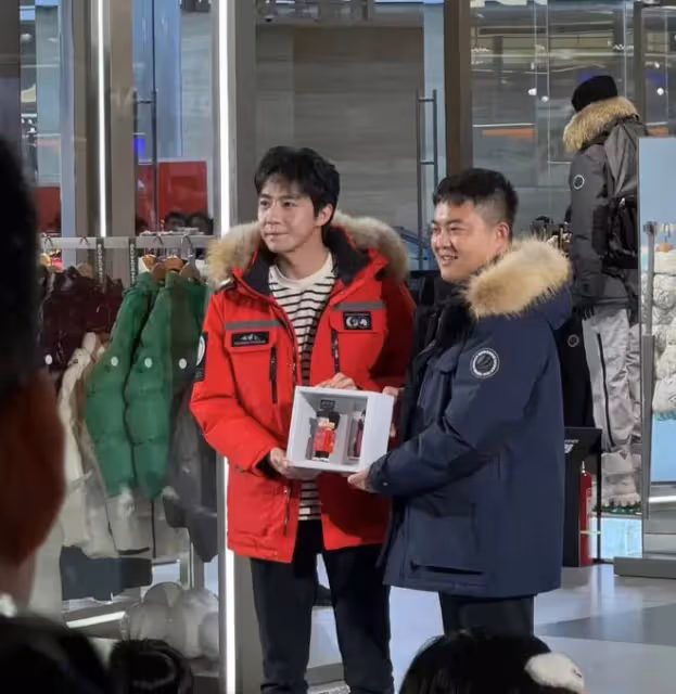 俞灝明戀情曝光後首露面!現身石家莊參加波司登活動,臉部很帥氣