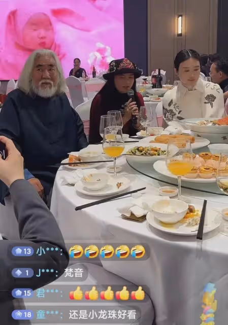張紀中直播小女兒滿月宴,圈中好友少有捧場,菜品簡單被指寒酸