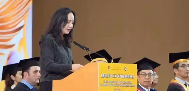 孟晚舟穿2萬多羊絨衫參加大學畢業典禮，演講表現遭雞蛋裡挑骨頭