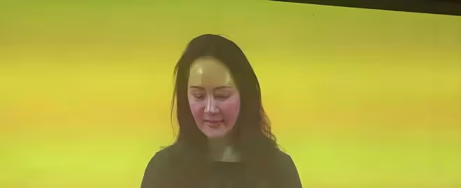 孟晚舟穿2萬多羊絨衫參加大學畢業典禮，演講表現遭雞蛋裡挑骨頭