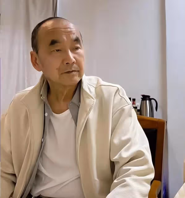 沙白白離世第26天,父親保留她的首飾和衣帽,市區的房子空關著