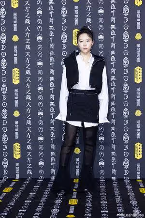 竇靖童近況被目擊!「臉越來越像王菲」網曬對比驚呼:一個模子刻的