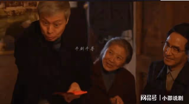 直到林棟哲銀行卡餘額曝光,才知莊爺給100紅包何意,黃玲翻白眼