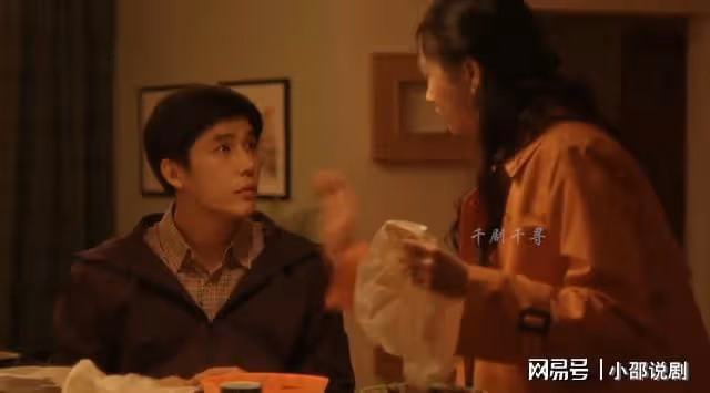 直到林棟哲銀行卡餘額曝光,才知莊爺給100紅包何意,黃玲翻白眼