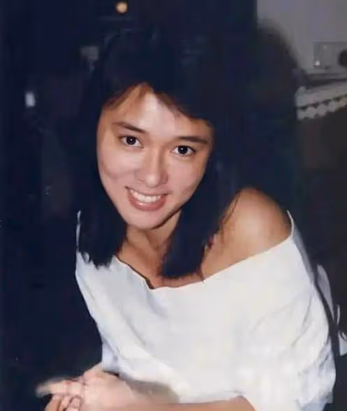 原來她30歲就去世了！富二代出身，16歲因容貌出眾爆紅，與張國榮成龍搭戲，可惜紅顏薄命