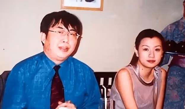她是著名歌唱家,哥哥是王剛,和聶衛平離婚後至今單身