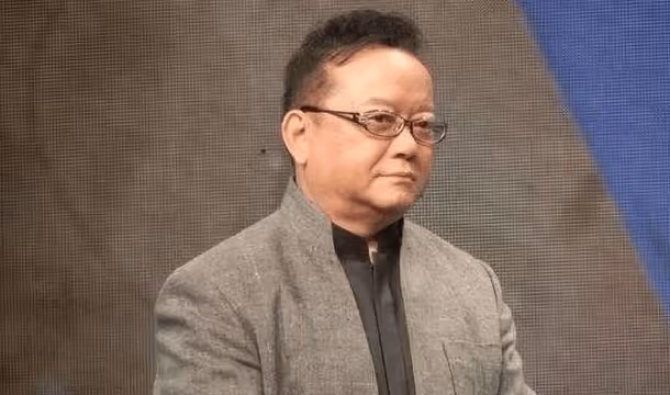 她是著名歌唱家,哥哥是王剛,和聶衛平離婚後至今單身