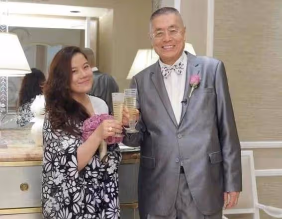 73歲張紀中抱滿月女兒!幸福如爺孫同框,溫馨畫面萌翻全場