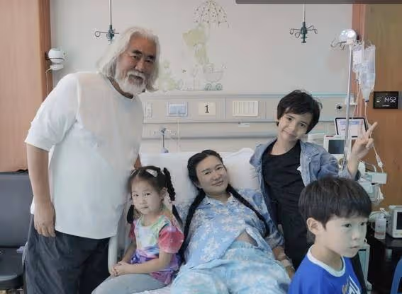 73歲張紀中抱滿月女兒!幸福如爺孫同框,溫馨畫面萌翻全場
