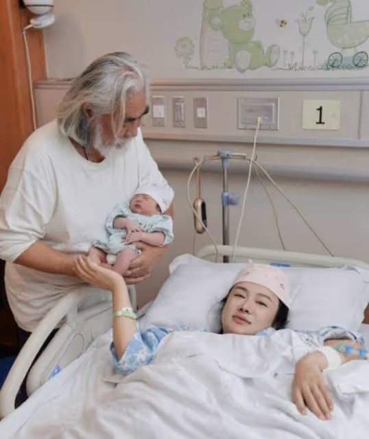 73歲張紀中抱滿月女兒!幸福如爺孫同框,溫馨畫面萌翻全場