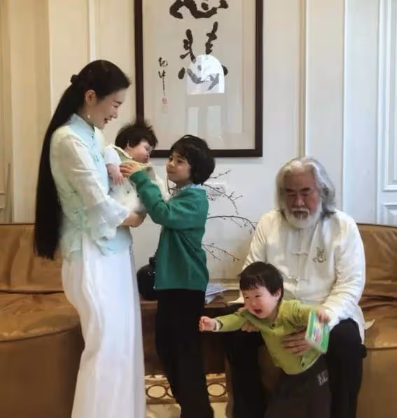 73歲張紀中抱滿月女兒!幸福如爺孫同框,溫馨畫面萌翻全場