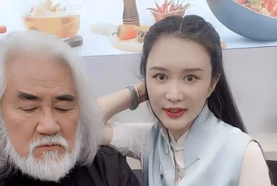 73歲張紀中抱滿月女兒!幸福如爺孫同框,溫馨畫面萌翻全場