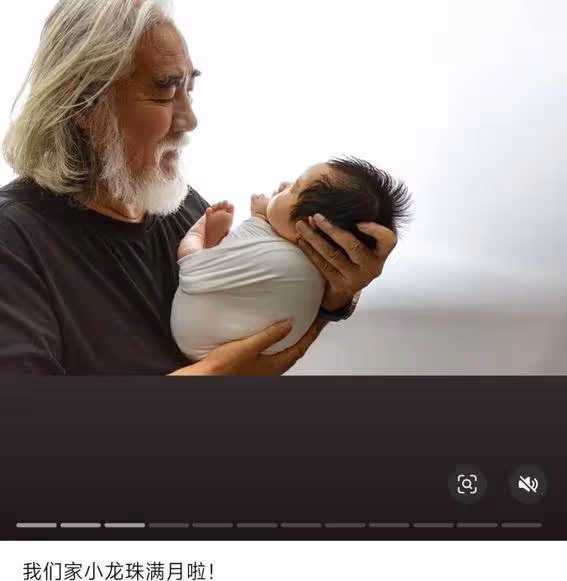 73歲張紀中抱滿月女兒!幸福如爺孫同框,溫馨畫面萌翻全場