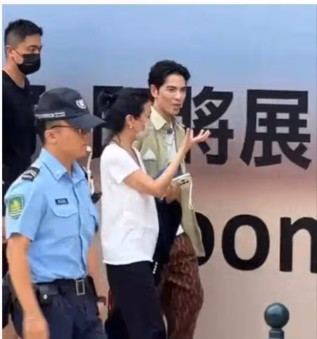 蕭敬騰夫妻相擁逛街，被叫向佐尷尬一笑，51歲林有慧純素顏差距大