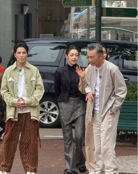 蕭敬騰夫妻相擁逛街，被叫向佐尷尬一笑，51歲林有慧純素顏差距大