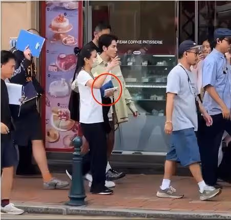 蕭敬騰夫妻相擁逛街，被叫向佐尷尬一笑，51歲林有慧純素顏差距大