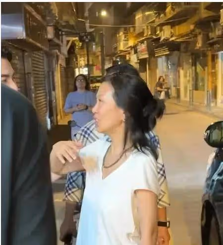 蕭敬騰夫妻相擁逛街，被叫向佐尷尬一笑，51歲林有慧純素顏差距大