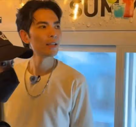蕭敬騰夫妻相擁逛街，被叫向佐尷尬一笑，51歲林有慧純素顏差距大