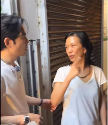 蕭敬騰夫妻相擁逛街，被叫向佐尷尬一笑，51歲林有慧純素顏差距大