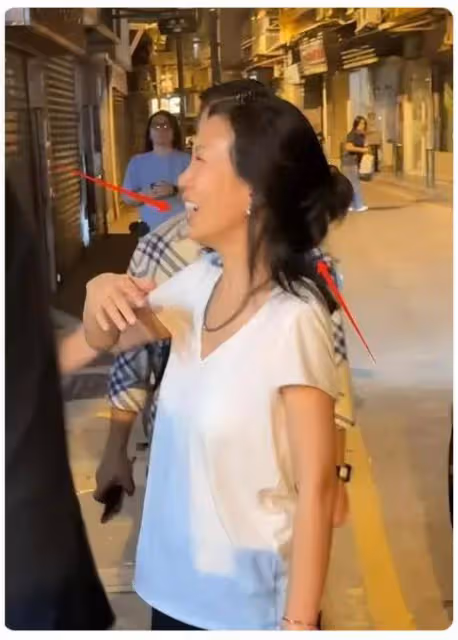 蕭敬騰夫妻相擁逛街，被叫向佐尷尬一笑，51歲林有慧純素顏差距大