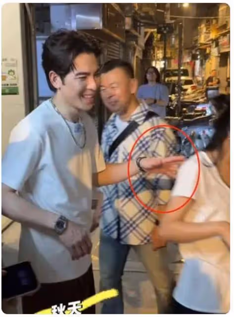 蕭敬騰夫妻相擁逛街,被叫向佐尷尬一笑,51歲林有慧純素顏差距大
